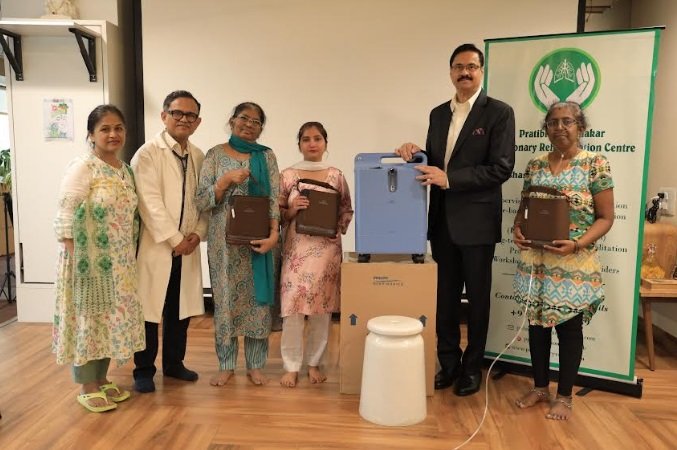 Dr. Datar Dhananjay Datar presenting Oxygen Kits to Pratibha Prabhakar Pulmonary Centre in Mumbai