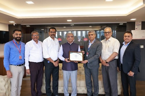 K. Paul Thomas, MD & CEO of ESAF Small Finance Bank receiving the ESG Certificate from Rohit Inamdar, CEO of CARE ESG Ratings Ltd.